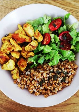 Une photo de Pokebowl au poulet et épices
