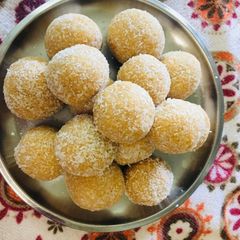 A picture of Caramelized coconut Ladoos.