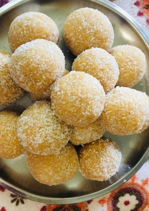 A picture of Caramelized coconut Ladoos.