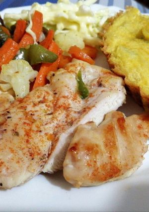 Una foto de Soufflé de zapallitos, con verduras y pollo al horno 🥦🍗