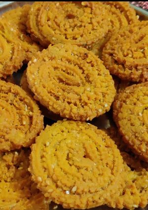 ઘઉંના લોટની ચકરી(wheat chakri recipe in gujarati) રેસીપી મુખ્ય ફોટો