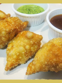 சுவையான க்ரிஸ்பி சமோசா(samosa recipe in tamil) செய்முறை முக்கிய புகைப்படம்