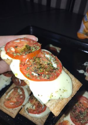 Una foto de Pizzetas fáciles; con tostadas de arroz😨😋