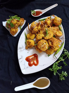 सूजी और बेसन के मिक्स वेज पकौड़े (Suji aur besan ke mix veg pakode recipe in Hindi) रेसिपी मुख्य फोटो
