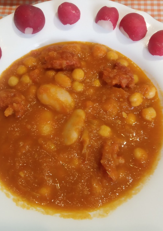 Una foto de Garbanzos y Judiones o Alubias blanca en cascote