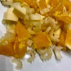 Una foto de Ensalada de apio, naranja, queso,y roquefort para la dieta!