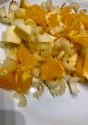 Una foto de Ensalada de apio, naranja, queso,y roquefort para la dieta!
