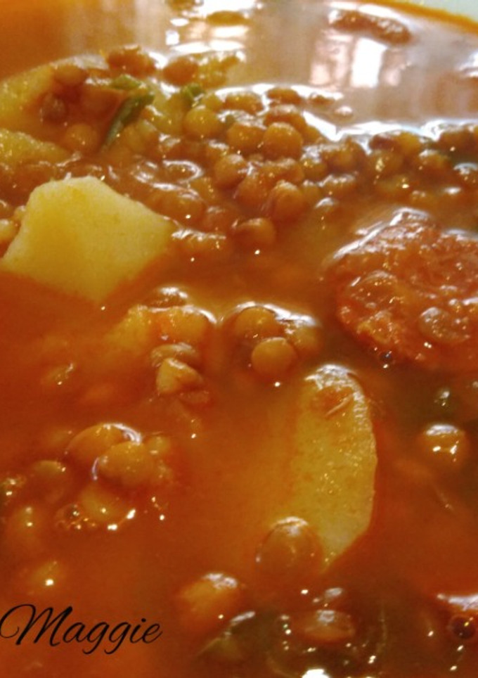 Una foto de Lentejas con patatas y pimiento choricero