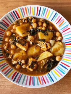 Una foto de Potaje de garbanzos con bacalao
