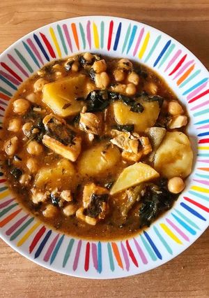 Una foto de Potaje de garbanzos con bacalao