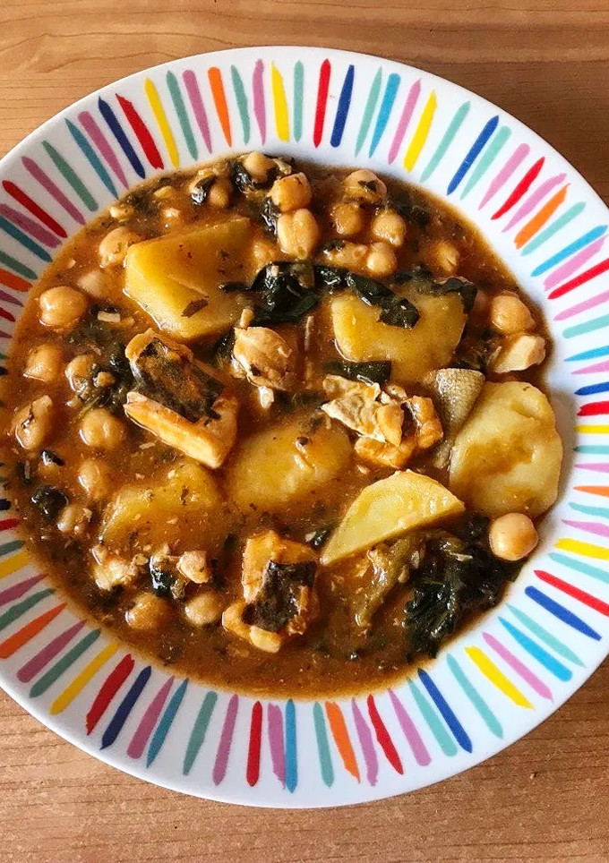 Una foto de Potaje de garbanzos con bacalao