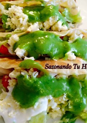 Una foto de Tacos dorados de pollo a mi estilo🐔🐔