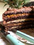 Torta húmeda (bizcocho húmedo de chocolate, rellena de manjar, ganache de chocolate y mazapán)