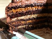 Una foto de bizcocho de chocolate con miel