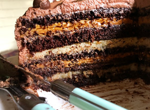 Una foto de Torta húmeda (bizcocho húmedo de chocolate, rellena de manjar, ganache de chocolate y mazapán)