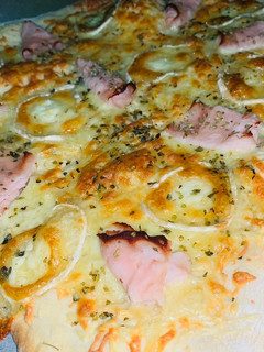 Una foto de Pizza casera en thermomix de pavo y queso de cabra