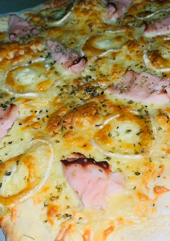 Una foto de Pizza casera en thermomix de pavo y queso de cabra