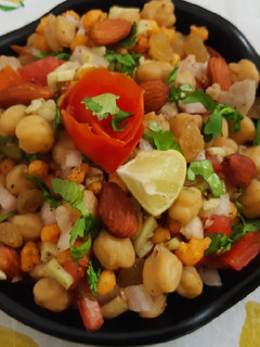હેલ્ધી પ્રોટીન સલાડ (Healthy Protein Salad Recipe In Gujarati) રેસીપી મુખ્ય ફોટો