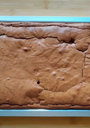 Una foto de Brownie clásico y húmedo
