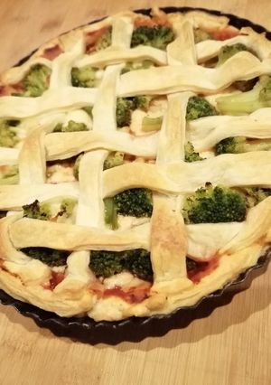 Zdjęcie przepisu Tarta warzywna na cieście francuskim.
