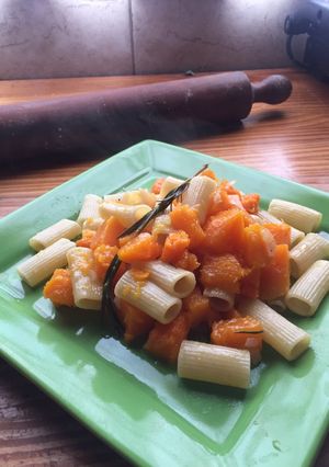 Una foto de Mostacholes con salsa de Calabaza y Romero