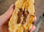 Una foto de galleta con pepitas de chocolate