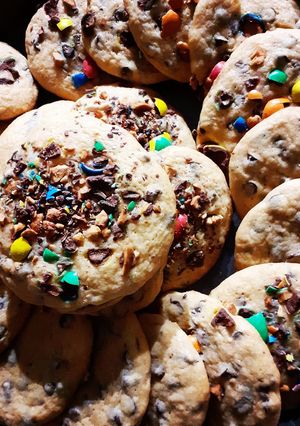 Une photo de Cookies pépites chocolat et m&m's