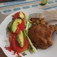 Posta de cerdo empanizada con ensalada