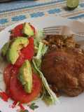 Posta de cerdo empanizada con ensalada