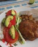 Posta de cerdo empanizada con ensalada