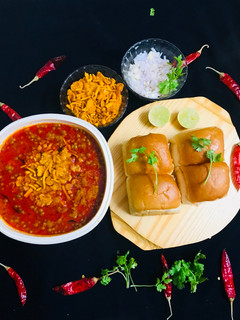 મહારાષ્ટ્રીય મીસળ પાવ (Misal Pau Recipe in Gujarati) રેસીપી મુખ્ય ફોટો