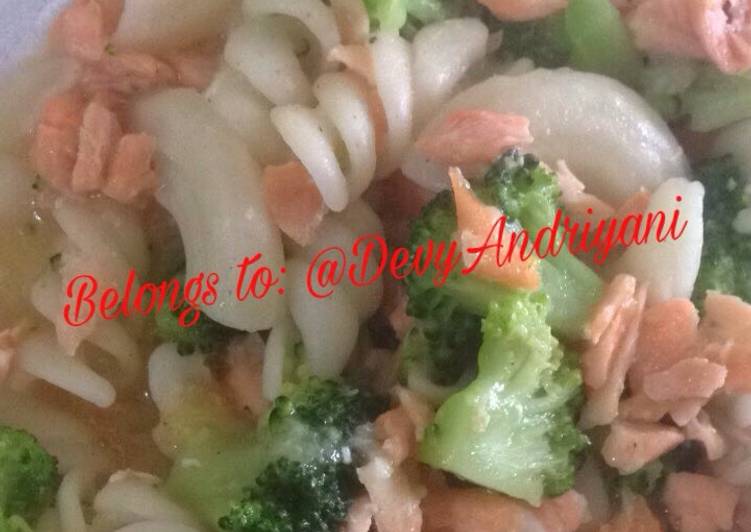 Langkah Mudah untuk Membuat Mpasi 1 Tahun: Macaroni with Salmon and Broccoli yang Enak