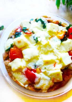 पनीर ओव्हरलोडेड चीझ पिझ्झा (paneer cheese pizza recipe in marathi) रेसिपी चे मुख्य फोटो 