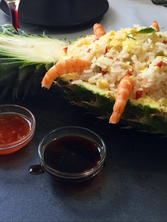 Una foto de Arroz de jazmín con piña y langostinos