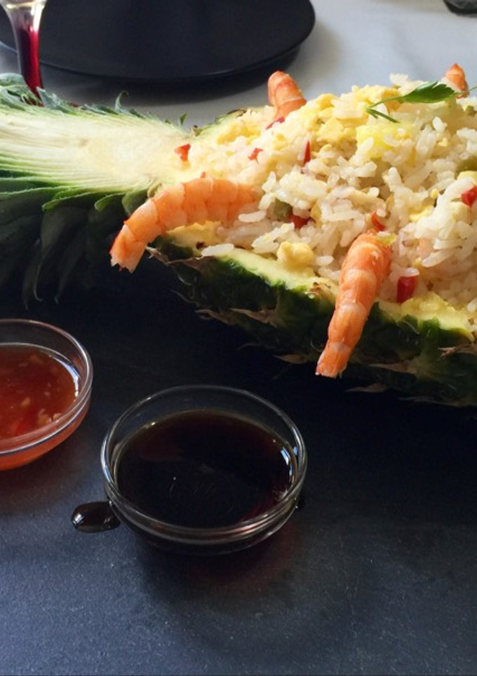 Una foto de Arroz de jazmín con piña y langostinos
