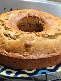 Una foto de Budín húmedo de bananas, nueces y pasas sin manteca