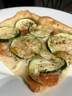 Una foto de Hojaldre de tomate 🍅 calabacín 🥒 y mozzarella 🧀