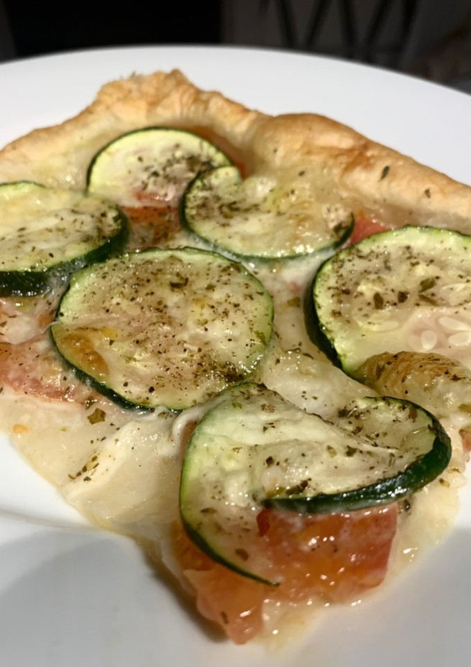 Una foto de Hojaldre de tomate 🍅 calabacín 🥒 y mozzarella 🧀