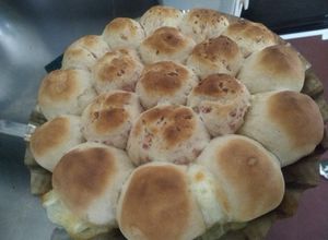 Una foto de Pancitos saborizados rellenos de queso y mortadela