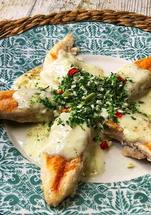 Una foto de Solomillos de pollo al Roquefort en grill Lékué al microondas