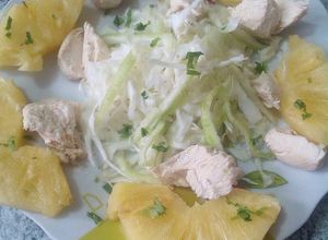 Una foto de Ensalada de pollo, caigua, piña y col