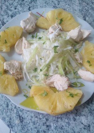 Una foto de Ensalada de pollo, caigua, piña y col