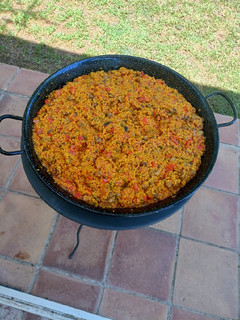 Una foto de Paella de carne y setas