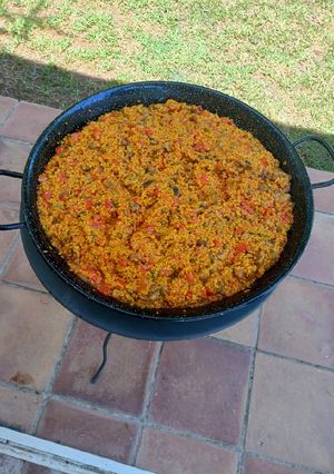 Una foto de Paella de carne y setas