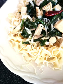 Una foto de Pechuga de pollo con espinaca al limón sobre pasta- diet