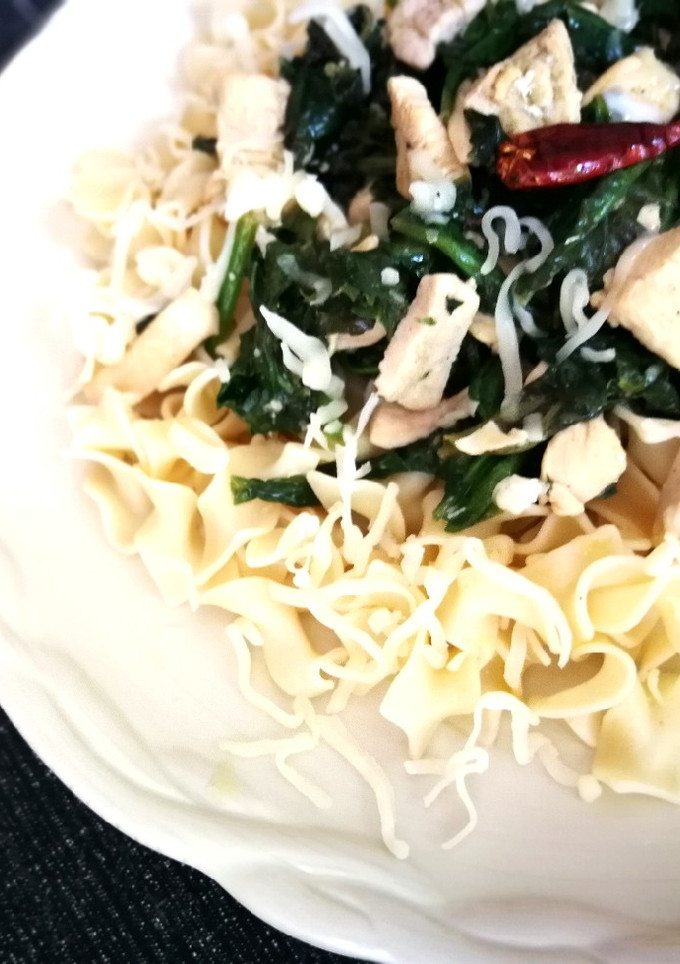 Una foto de Pechuga de pollo con espinaca al limón sobre pasta- diet