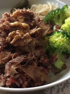 Una foto de Arroz rojo con setas shiitake y brócoli