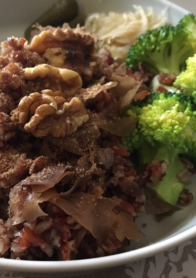 Una foto de Arroz rojo con setas shiitake y brócoli