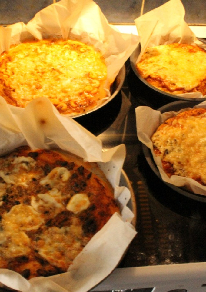Una foto de 4 pizzas 4