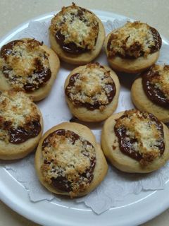 Una foto de Pepas de dulce de leche y coco 👌🥥 (masa frola reciclada jeje)